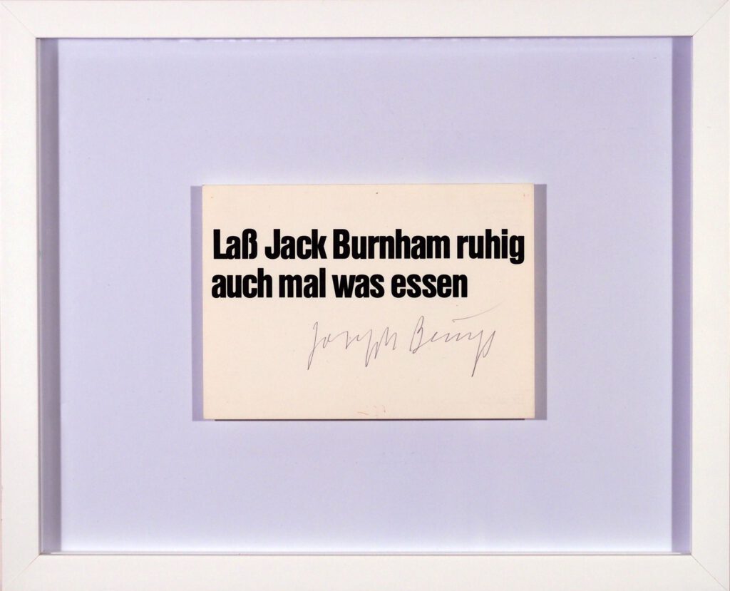 Joseph Beuys signierte Postkarte: "Laß Jack Burnham ruhig auch mal was essen“
