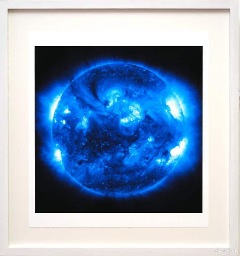 Katharina Sieverding: "Die Sonne um Mitternacht Schauen SDO/NASA (Blue), 2019"