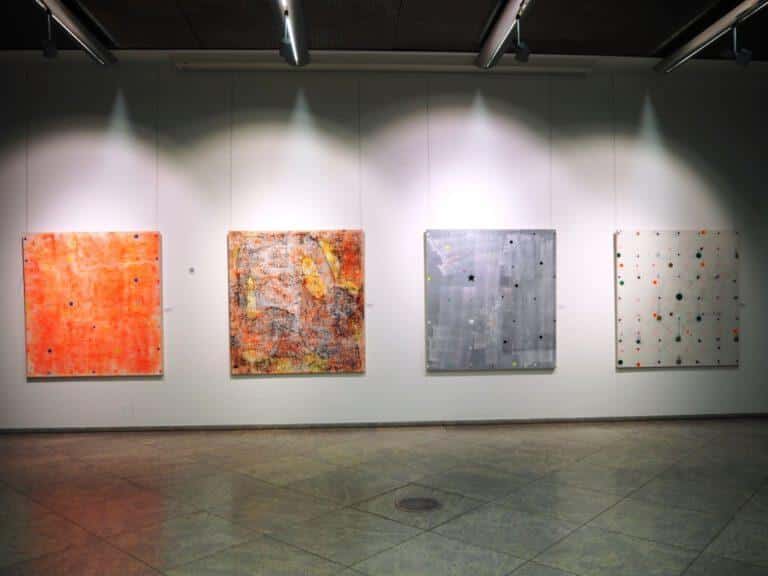 Ausstellung Galerie Frank: Colors.Migration mit Ruben fun Hunter. LV grosse Wand.